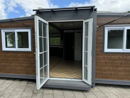 Contentor Móvel Tiny House com Dois Quartos e Cozinha – 2024